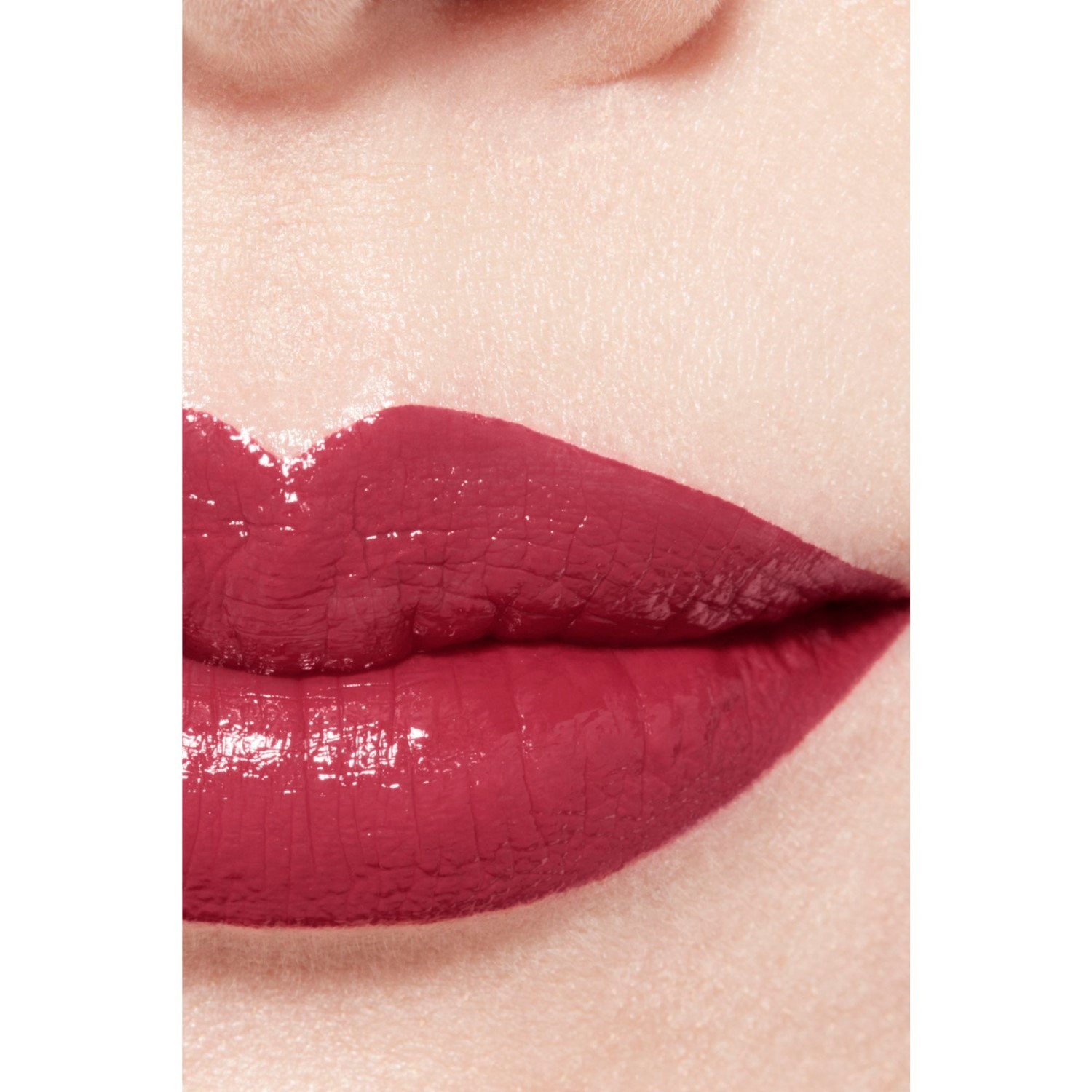 LA BARRA DE LABIOS LÍQUIDA BRILLANTE DE LARGA DURACIÓN